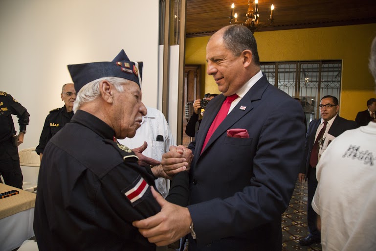 Costa Rican president Luis Guillermo Solís met with veterans from the 1949 civil war during the conmemoration of the abolition of the army. Credit: Costa Rican Presidency